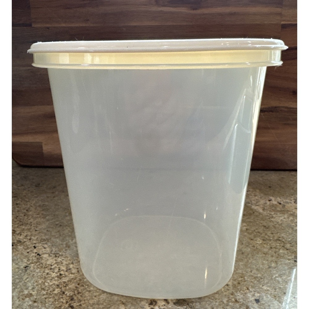 Rubbermaid Servin Saver Storage Canister #6-12 Cup 2.8 L Almond Lid‎ Square